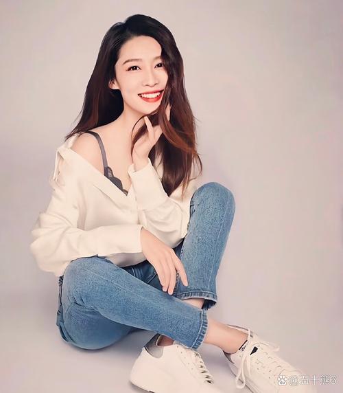李沁2025年的内衣代言写真刚曝光,"穿太多不敬业"的骂声就盖过了产品